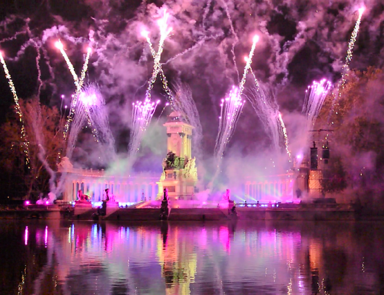 Fuegos artificiales en el estanque del Retiro