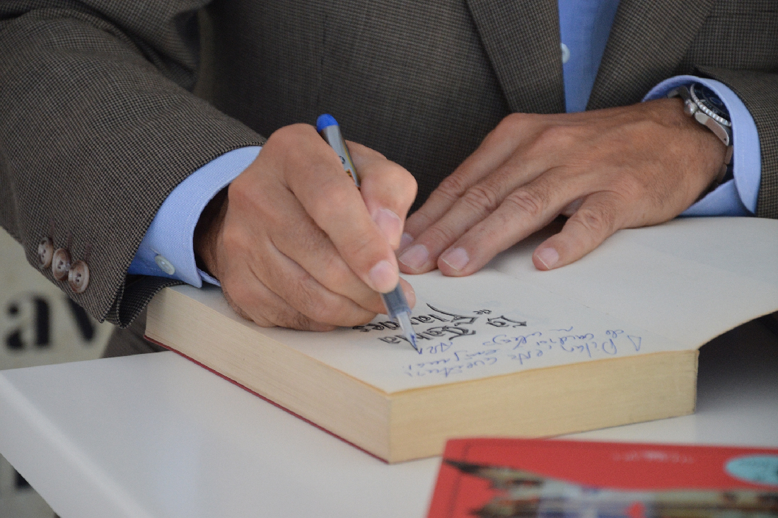 Arturo Pérez Reverte en la Feria del Libro de Madrid 2015