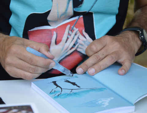 Fernando Vicente firmando en la Feria del Libro de Madrid 2015