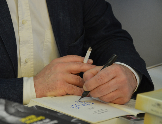 La firma de Javier Marías en la Feria del Libro de Madrid 2015