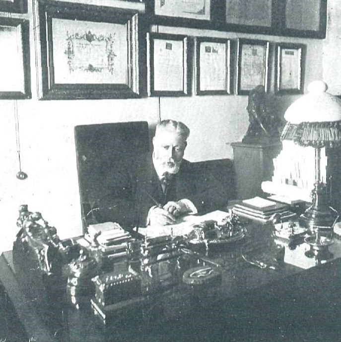 José Grasés Riera en 1914 en su despacho, La Esfera